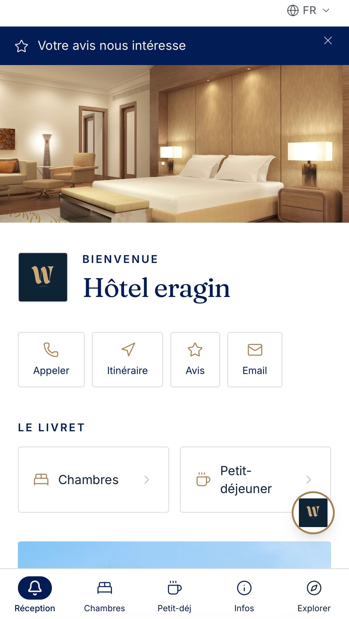 Le livret d'accueil sur mobile : page Réception d'un hôtel, avec les boutons Appeler, Itinéraire, Avis et Email, et la navigation Chambres, Petit-déj, Infos et Explorer.